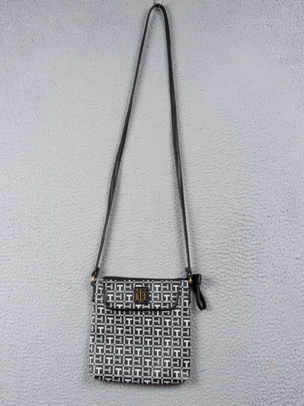 Tommy Hilfiger B&W Monogram, Vegan Leather Crossbody bag. - Picture 13 of 13